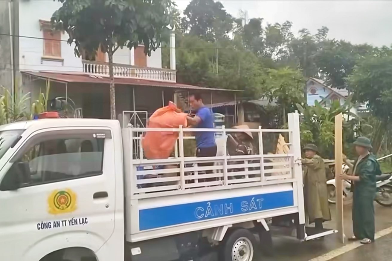 Do dac duoc co quan chuc nang ho tro so tan. Anh: Quang Huy.