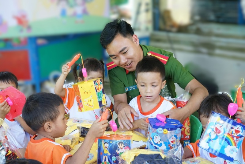 Union members, Da Nang Police bring Mid-Autumn Festival to the village, bringing joy to children in the highlands. Photo: Thien Trang