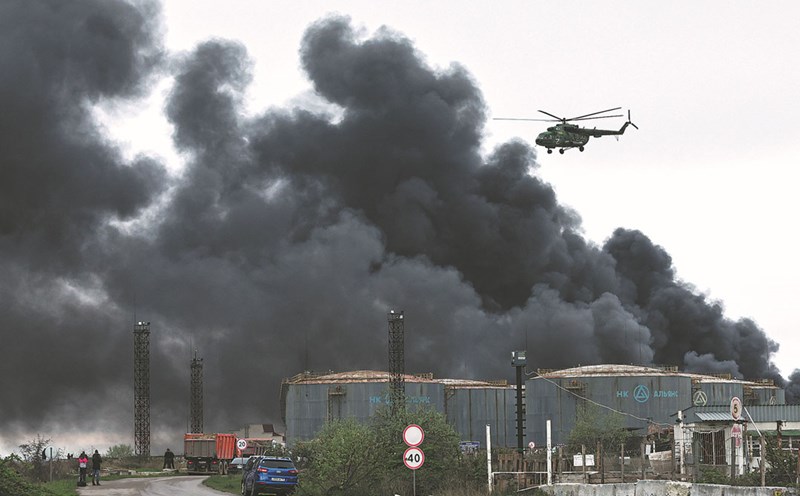 grey smoke rises from a Russian oil depot in Kazachya Bukhta quarter, Sevastopol city (Crimea) after the Ukrainian attack in 2023. Photo: TASS