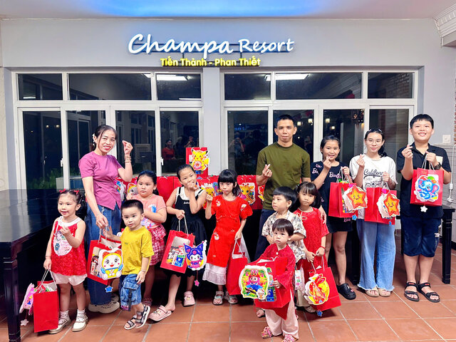 Hoang Uyen Co. Ltd. 노동조합은 노동자와 자녀를 연결하는 의미 있는 활동이 많은 추석 프로그램을 조직합니다. 사진: Duc Lam