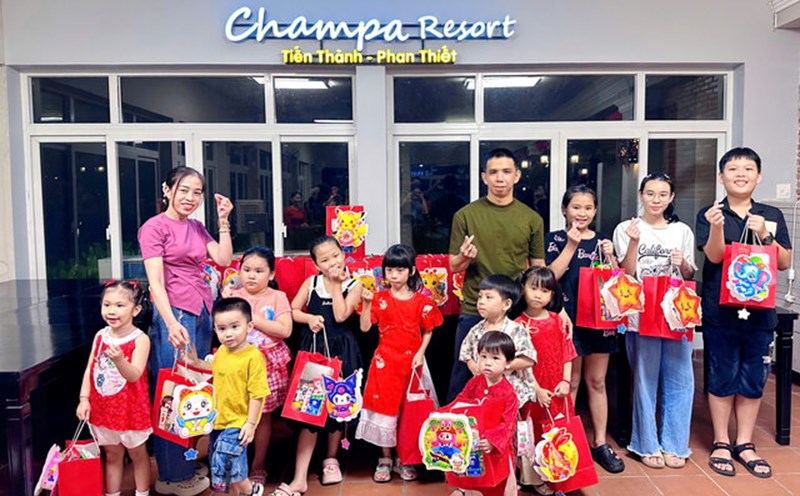 The Trade Union of Hoang Uyen Company Limited organizes the Mid-Autumn Festival program with many meaningful activities, connecting workers and children. Photo: Duc Lam