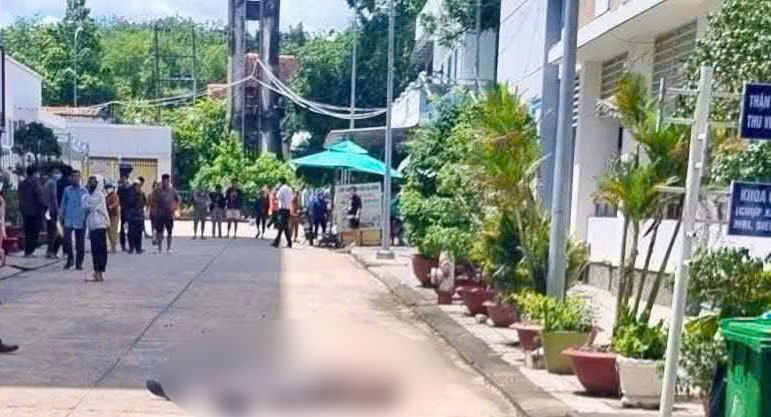 Hiện trường nơi nghi phạm nhảy từ lầu 4 Bệnh viện Đa khoa tỉnh Tây Ninh xuống đất tử vong. Ảnh: Công an cung cấp