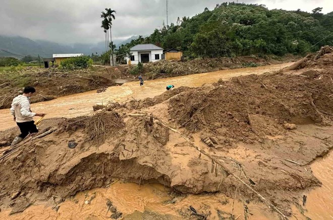 Mua lu, lu quet ban lang vung cao Lao Cai. Du bao thoi tiet ngay mai 7.10 mua lon con keo dai den het dem, do anh huong cua tan du bao so 11. Anh: Van Duc