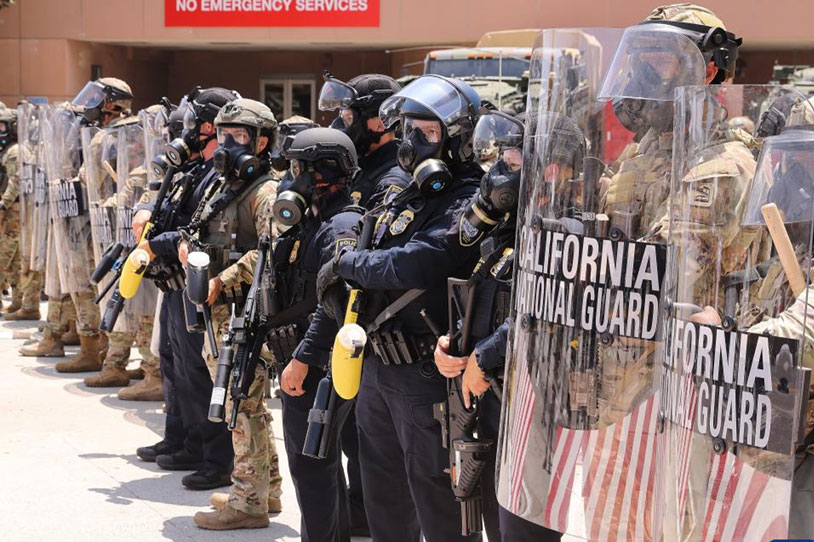 캘리포니아 주 방위군의 군인과 경찰이 로스앤젤레스 연방 구금 센터에서 경계를 서고 있습니다. 캘리포니아 브리더(미국): 2025년 6월 8일. 사진: 신화통신