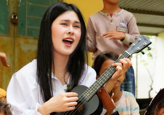 Phuc Anh은 외딴 지역의 어린이들과 함께합니다. 사진: 예술가 제공.