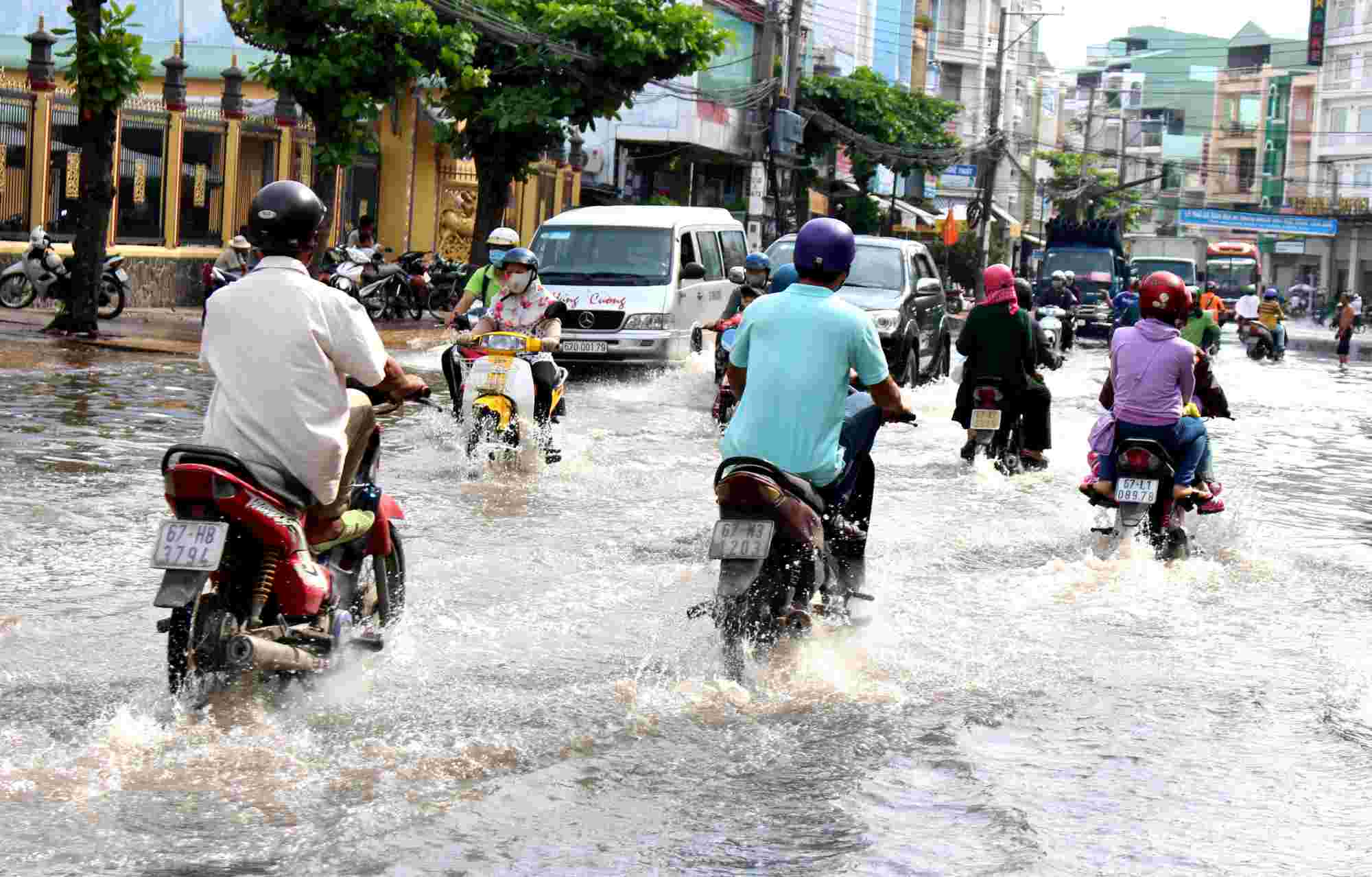 Floods resonate with high tides, causing flooding on many inner-city roads in An Giang. Photo: Lam Dien