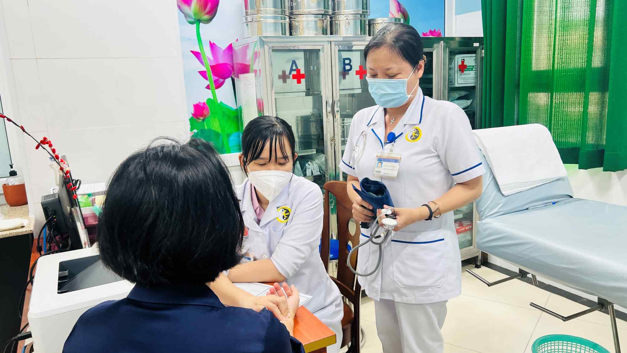 Women who show signs of infertility or have health problems should see a doctor for the best solution. Photo: Nguyen Ly