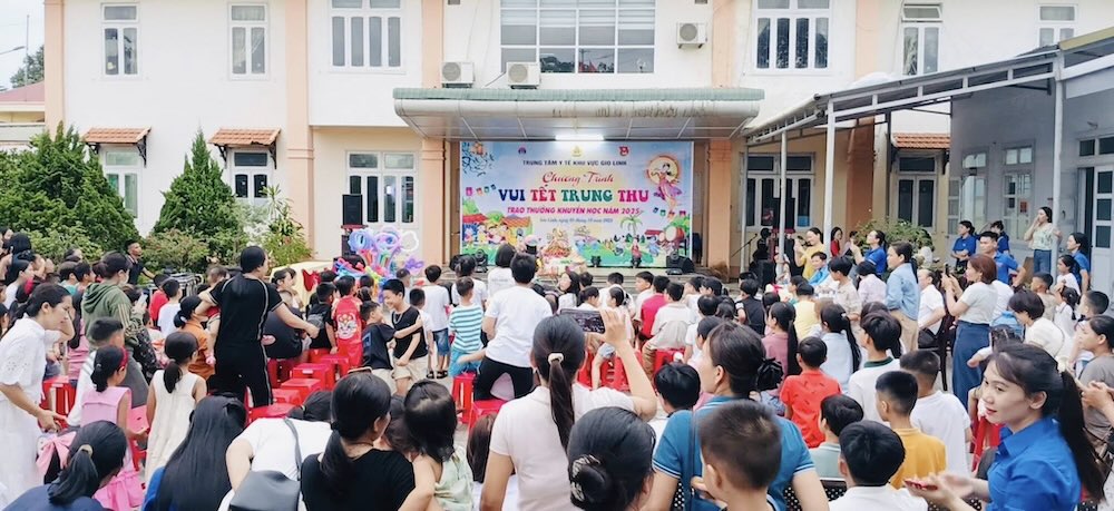 많은 간부 직원 및 치료 중인 어린이 환자 자녀들이 추석을 맞아 프로그램에 참여하고 있습니다. 사진: 꽝찌 노동조합