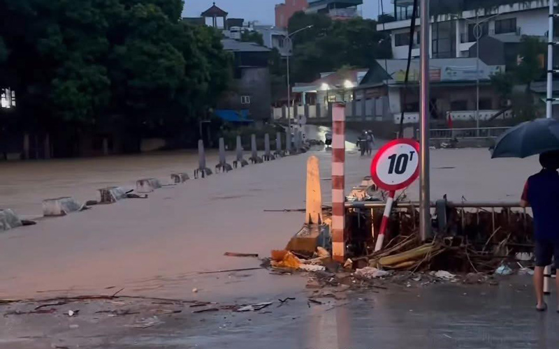 홍수가 범람하기 시작하여 까오방의 일부 거리가 침수되었습니다. 사진: Tan Van