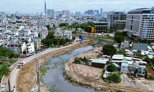 Khu vực gói thầu XL-03 của dự án cải tạo rạch Xuyên Tâm đang triển khai thi công. Ảnh: Minh Quân