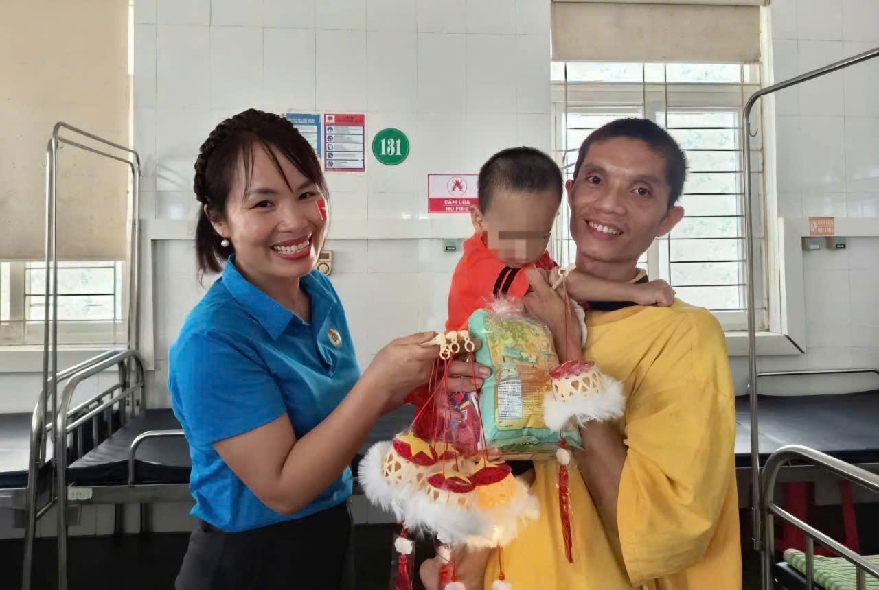 의미 있는 추석 선물이 어린이 환자들에게 전달되었습니다. 사진: 응에안 노동조합