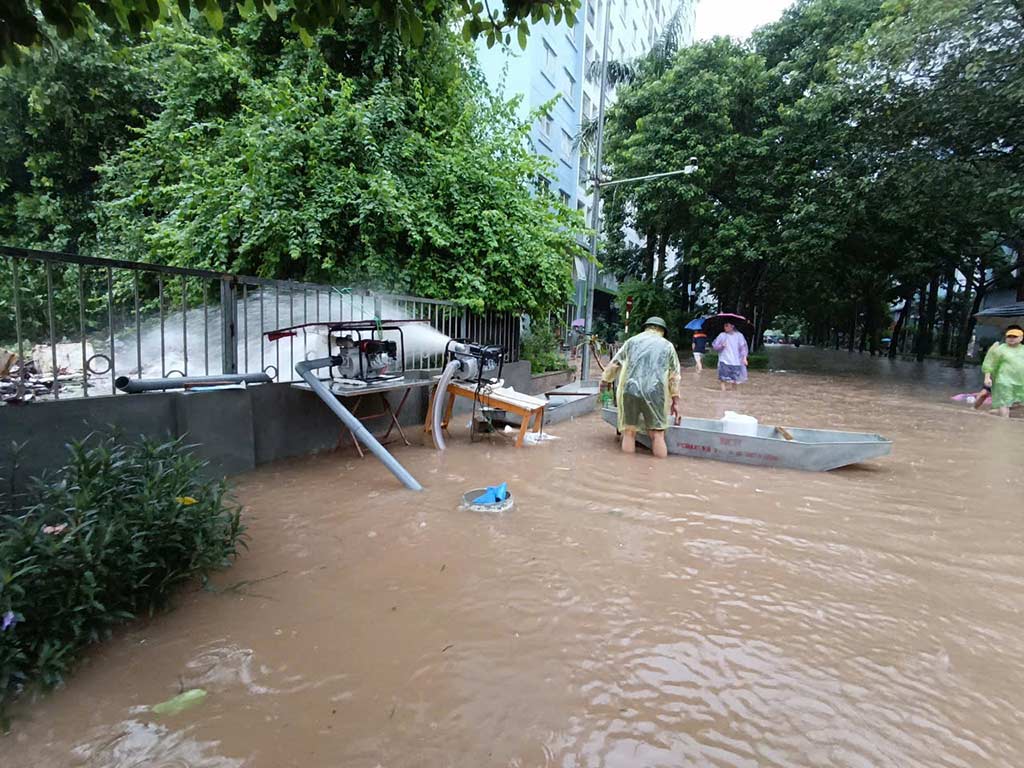 May bom duoc huy dong de thoat nuoc. Anh: Dang Tien