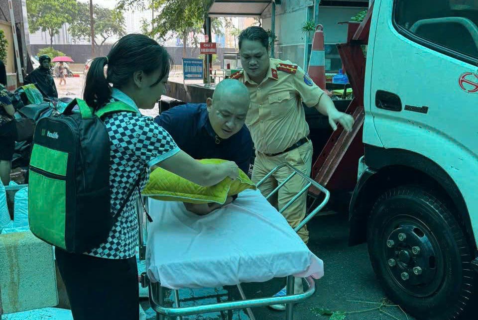 Canh sat giao thong (CSGT) Ha Noi ho tro benh nhan den benh vien.