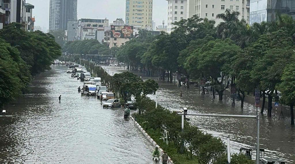 Theo du bao, luong mua giam vao trua va chieu. Tuy vay, nhieu duong pho van trong tinh trang ngap sau. Trong anh la duong Tran Duy Hung chup luc 10h30. Anh: Dang Huynh