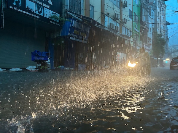Tai duong Yen Hoa, nuoc bat dau ngap, nhieu xe da bi chet may. Anh: Thieu Trang
