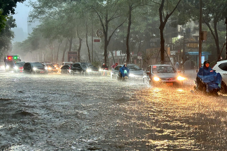 Do anh huong cua hoan luu bao so 11, dem 7.10, Ha Noi co mua to khien nhieu tuyen pho ngap nang. Anh: Dinh Thien