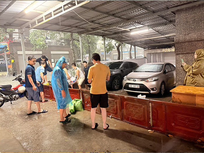 Nguoi dan ke rao, ngan nuoc ngap sau vao cac phuong tien.