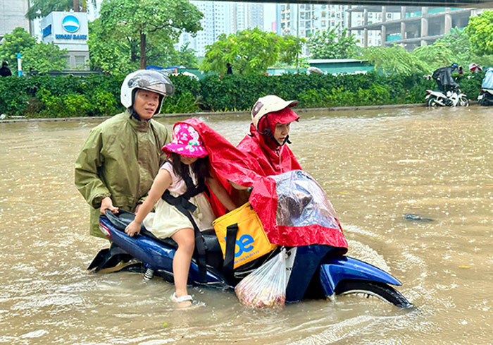 Do ngap sau vao khung gio sang nen nhieu nguoi di lam gap kho khan.