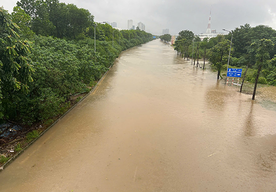 Ghi nhan luc 8h, duong Dai lo Thang long nhin tu tren cao nhu bien nuoc. Anh: Cuong Ngo