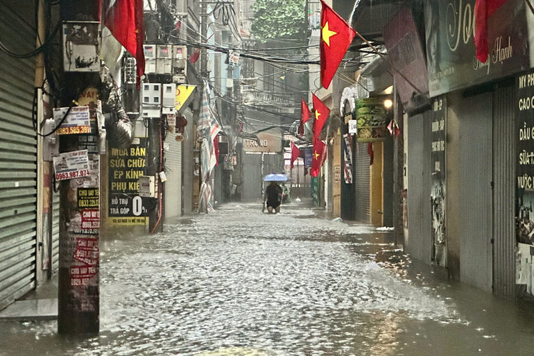 Ghi nhan luc 6h45, khu vuc duong Me Tri Ha, phuong Tu Liem ngap sau. Anh: Tuan Anh