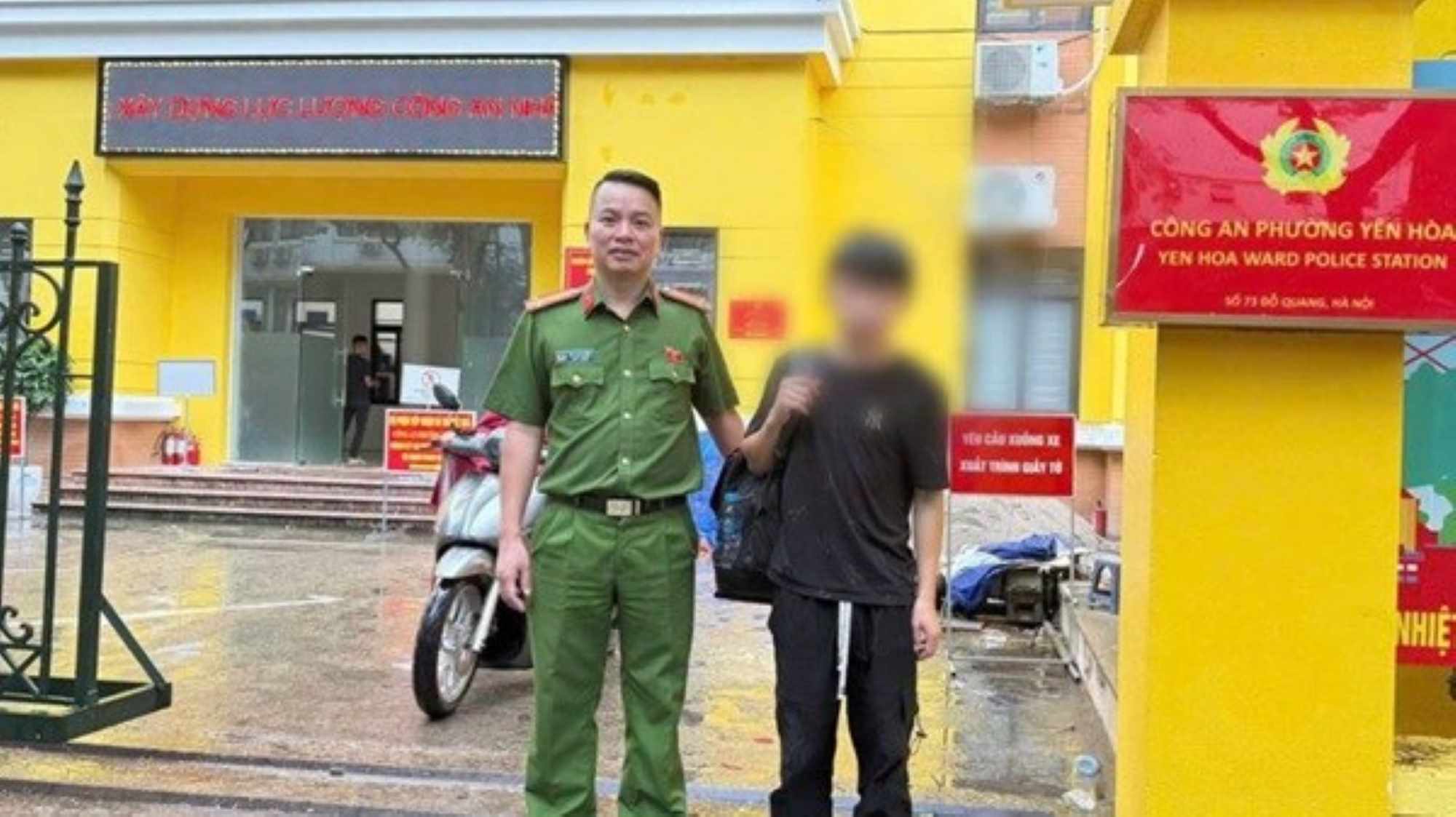 La policia de Hanoi rescata a tiempo a un joven atrapado en una trampa de 'trabajo ligero y salario alto'. Foto: Policia de Hanoi