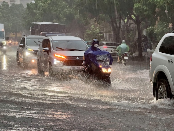 Heavy rain forecast to continue in Hanoi today, October 7, many streets are flooded. Photo: Vu Linh