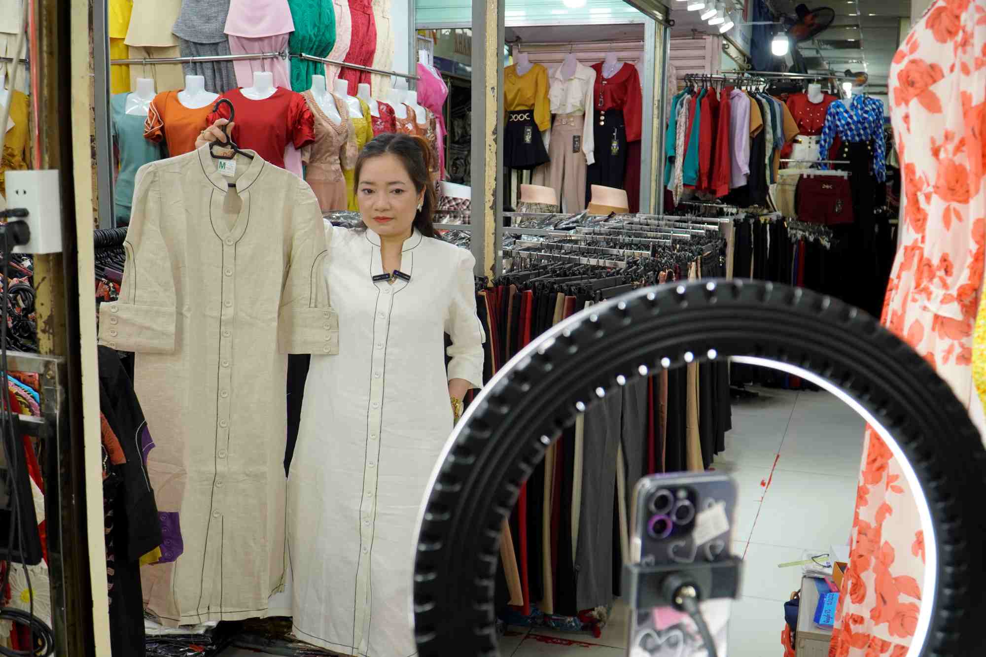 Petits commerçants du marche traditionnel en direct pour vendre des marchandises. Photo : Ngoc Le