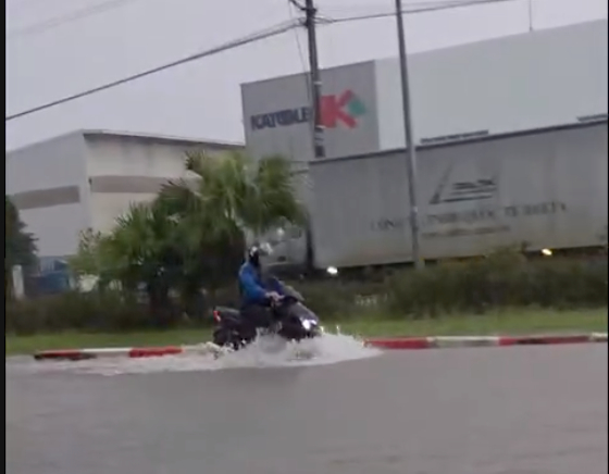 폭우로 인해 10월 7일 아침 하노이 꽝밍(Quang Minh) 부두 산업 단지에 부두가 깊이 잠긴 곳이 많아 많은 회사들이 노동자들에게 휴무를 주었습니다. 사진: 담 히에우(Dam Hieu)