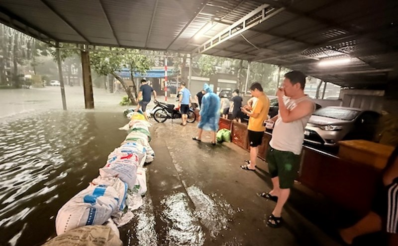 People in the capital use doors and wooden boards to prevent the water from getting higher and higher.