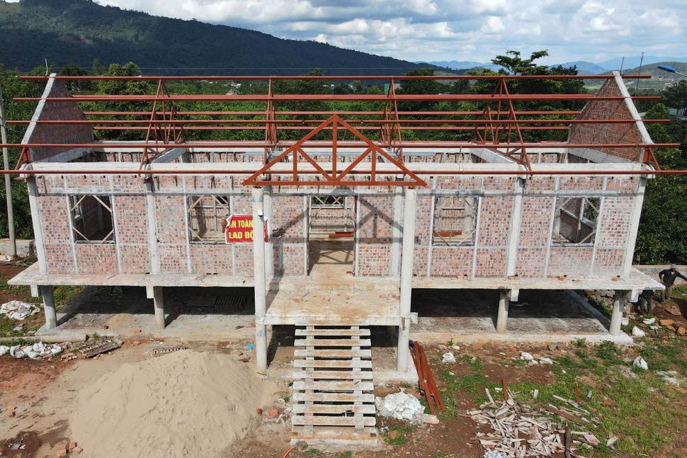 Viec be tong nha nha rong nguy co lam pha vo canh quan nui lua Chu Dang Ya. Anh: Hoai Phuong