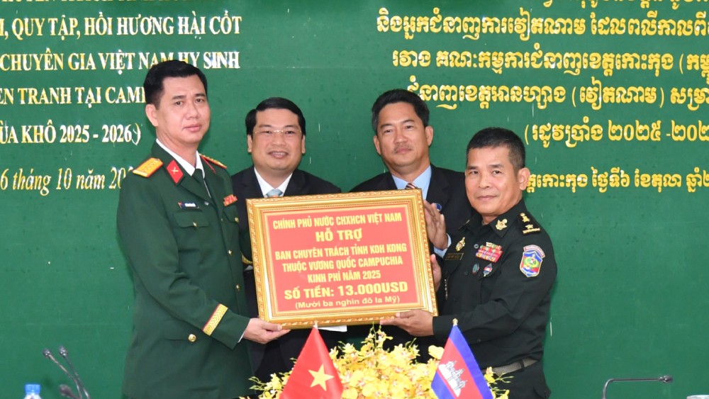 Dai ta Huynh Van Khoi, Chinh uy Bo CHQS tinh An Giang trao kinh phi cua Chinh phu Nuoc Cong hoa Xa hoi Chu nghia Viet Nam ho tro Ban Chuyen trach tinh Koh Kong. Anh: Phuong Vu