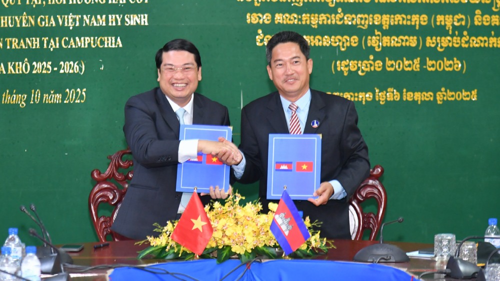 Mr. Le Trung Ho (left) and Mr. Hak Leng performed the signing ceremony of a memorandum of cooperation to search, collect and repatriate martyrs' remains. Photo: Phuong Vu