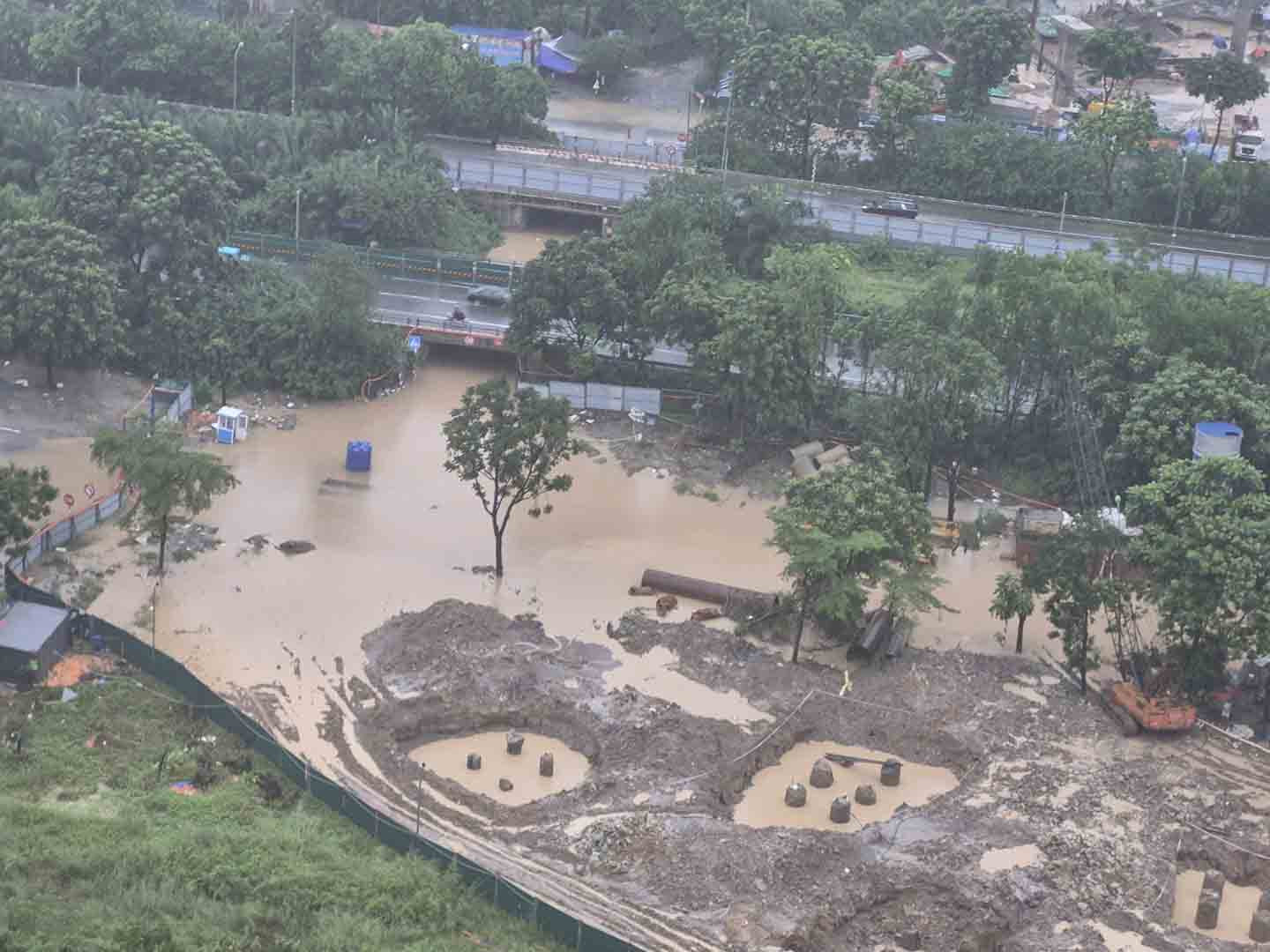 Dai lo Thang Long tiep giap khu do thi Nam An Khanh cung da ngap trong nuoc. Anh: Van Truong