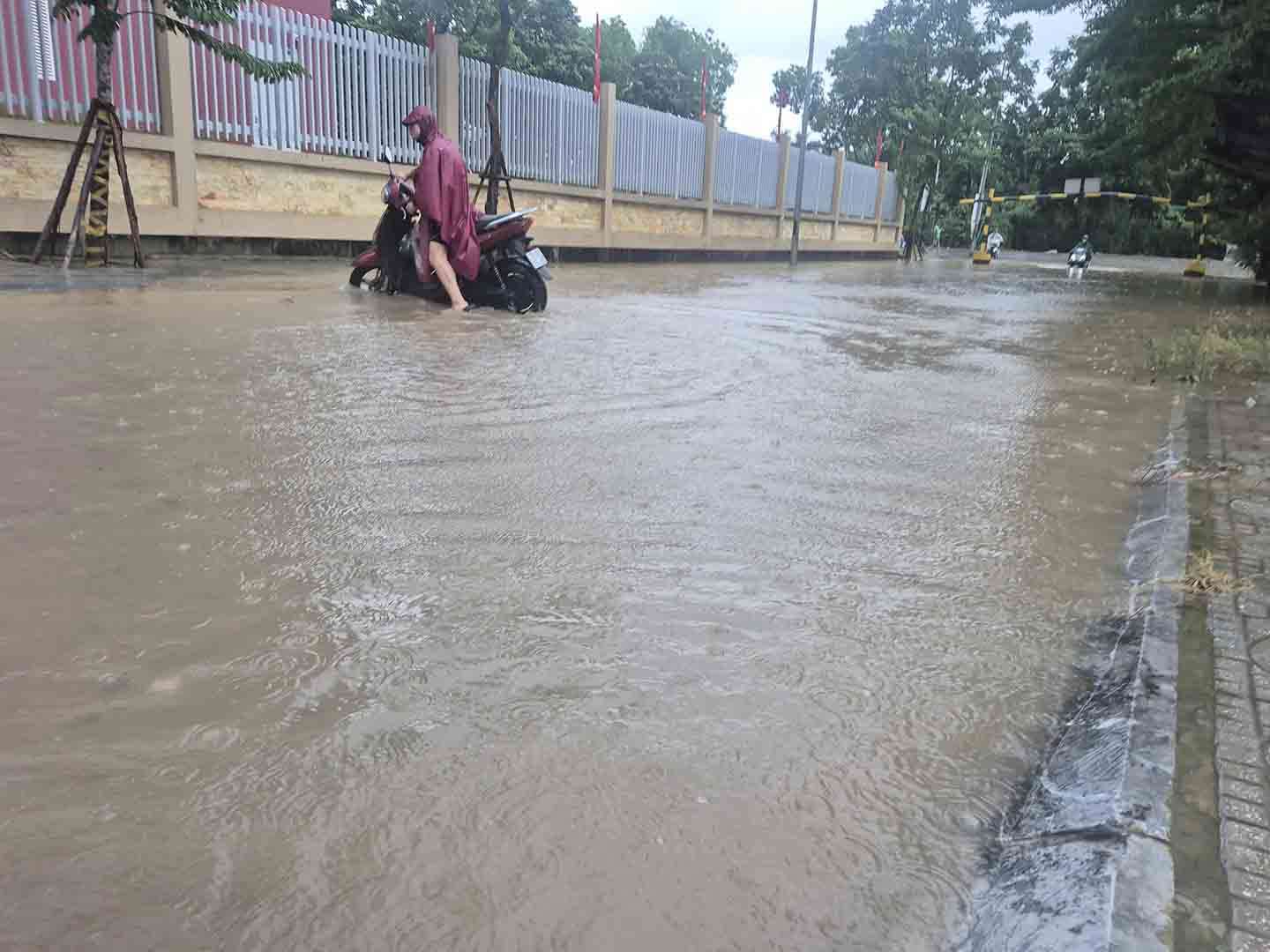 Nguoi dan chat vat di chuyen qua tuyen duong trong khu do thi Nam An Khanh. Anh: Van Truong