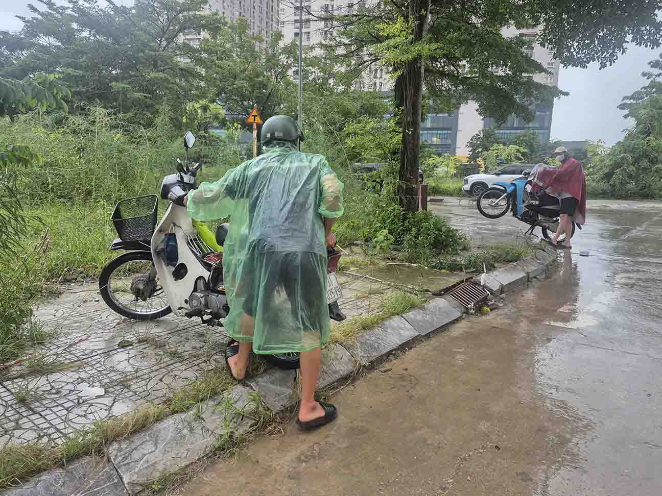 Nhieu phuong tien bi chet may khi di chuyen qua diem ngap. Anh: Van Truong