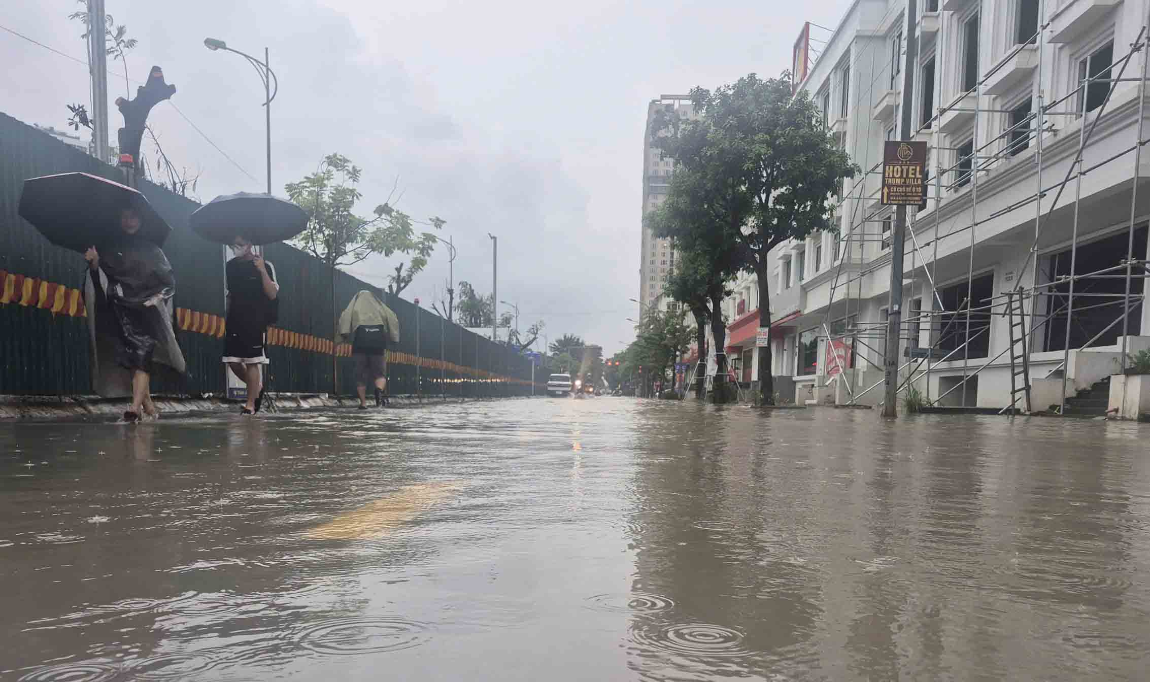 Nam An Khanh townhouse area is submerged in water. Photo: Van Truong
