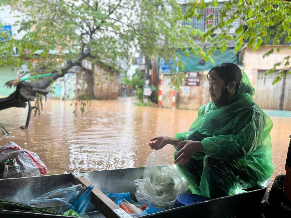 Pho Cau Coc ngap sau, chi Thao dung thuyen de ban hang. Anh: Ngo Cuong