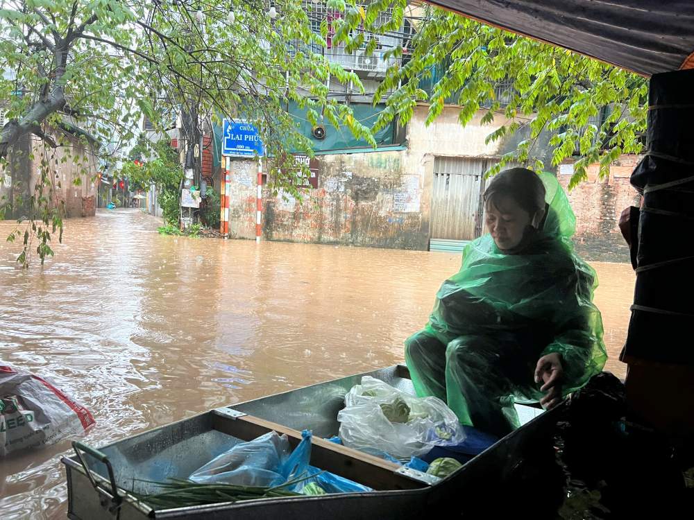Many places were deeply flooded, people used boats to sell goods. Photo: Ngo Cuong