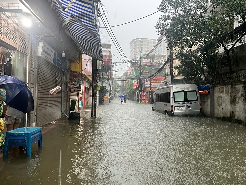 Ngo 68 Cau Giay, Ha Noi ngap sau. Anh: Phong vien