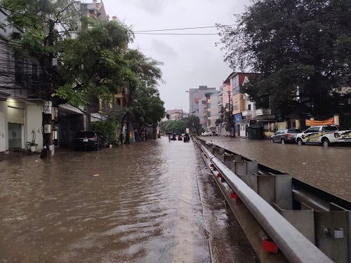 Pho Ke Gian, phuong Xuan Dinh ngap sau. Anh: Phong vien