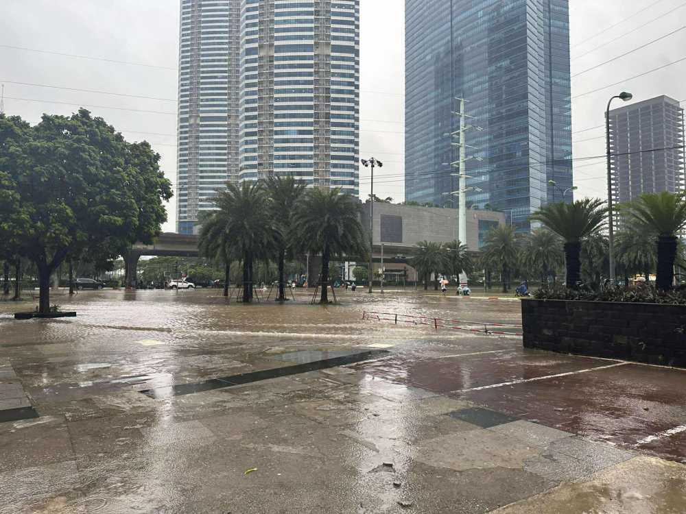 Ngap sau o khu vuc duong Pham Hung. Nguoi dan loi nuoc ra ngoai.