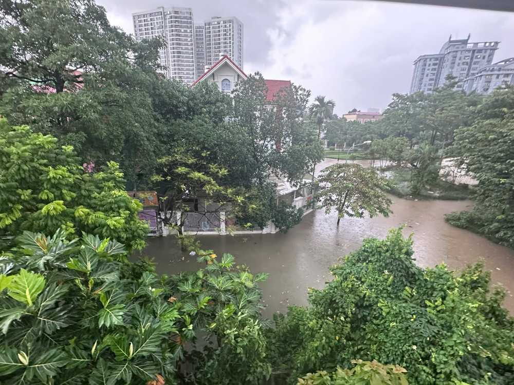 Khu do thi Handiresco Pham Van Dong co noi ngap sau den 50 cm, nguoi dan va phuong tien giao thong khong the di chuyen. Anh: Ngoc Trang