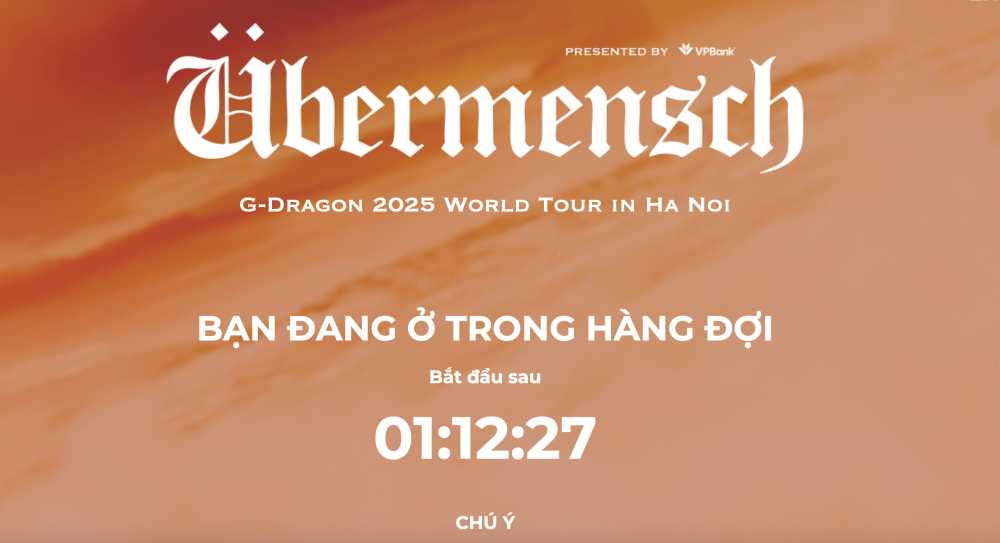 Khach xep hang som vao phong cho mua ve. Anh: Chi Long