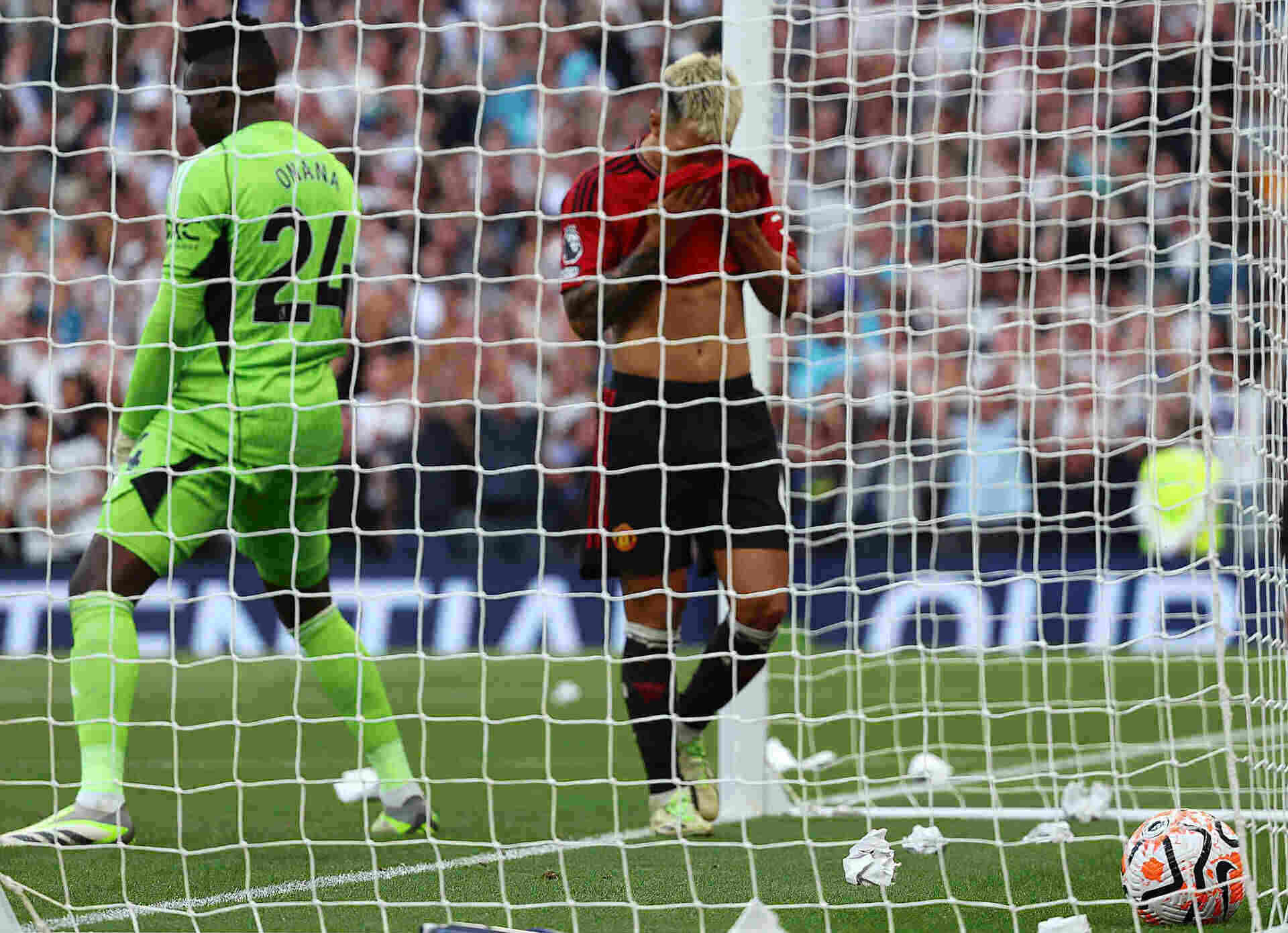 Lisandro Martinez la tru cot quan trong noi hang thu cua Man United.  Anh: AFP
