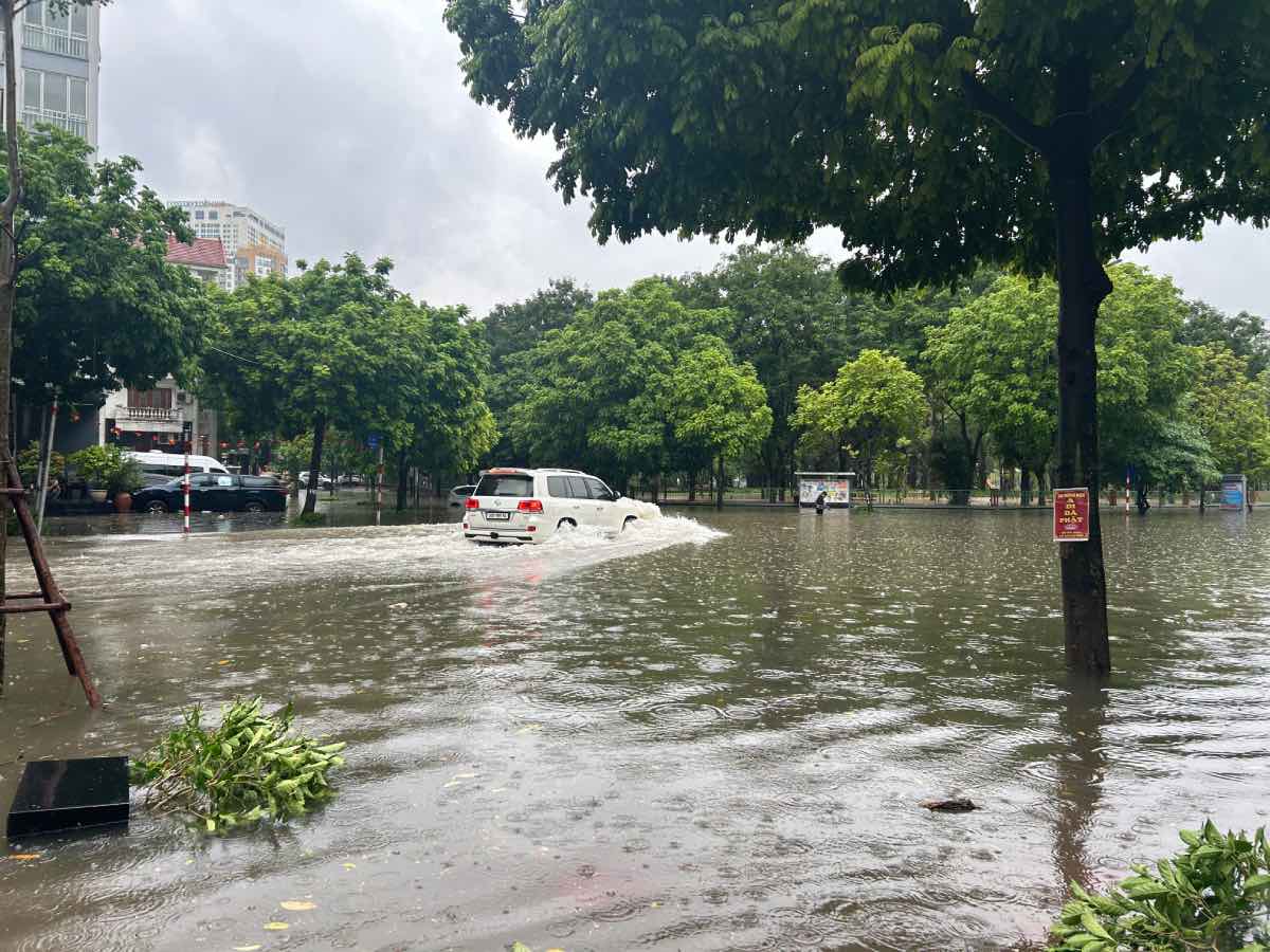 Mot chiec xe o to co di qua khu vuc ngap sau. Anh: Huong Nha