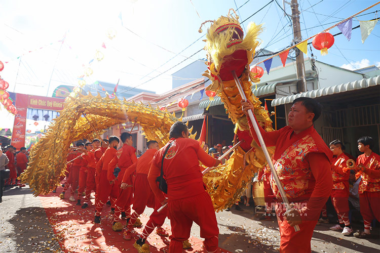 Lan rong thu hut dong dao nguoi dan, du khach. Anh: Viet Anh