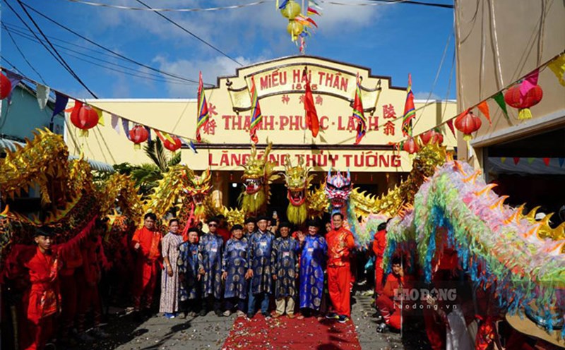 Bustling atmosphere on the last day of the Nginh Ong Can Gio Festival 2025