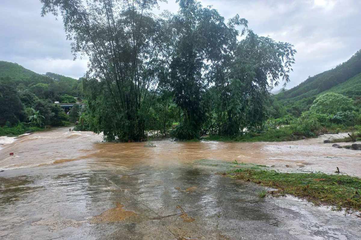 Nuoc tren song dang cao qua ngam tran xa Quang Tan, tinh Quang Ninh. Anh: Cong TTDT Quang Tan