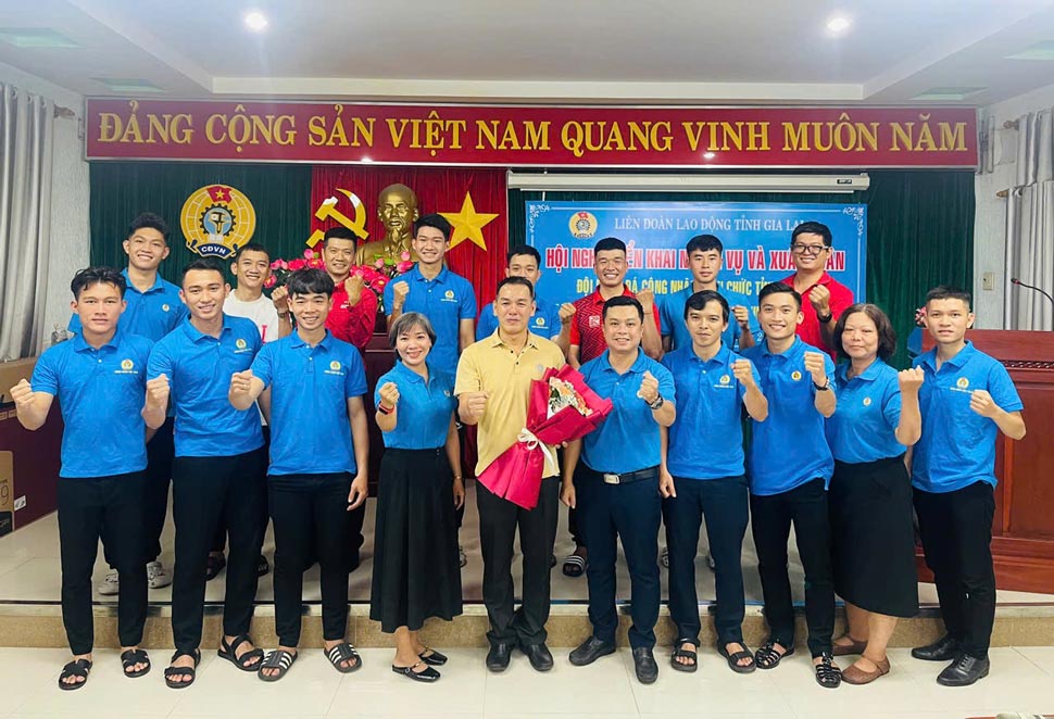 Gia Lai Workers' Football Team departs, ready to compete in the 2025 Vietnam Workers' and Civil Servants' Football Tournament. Photo: Hoai Phuong