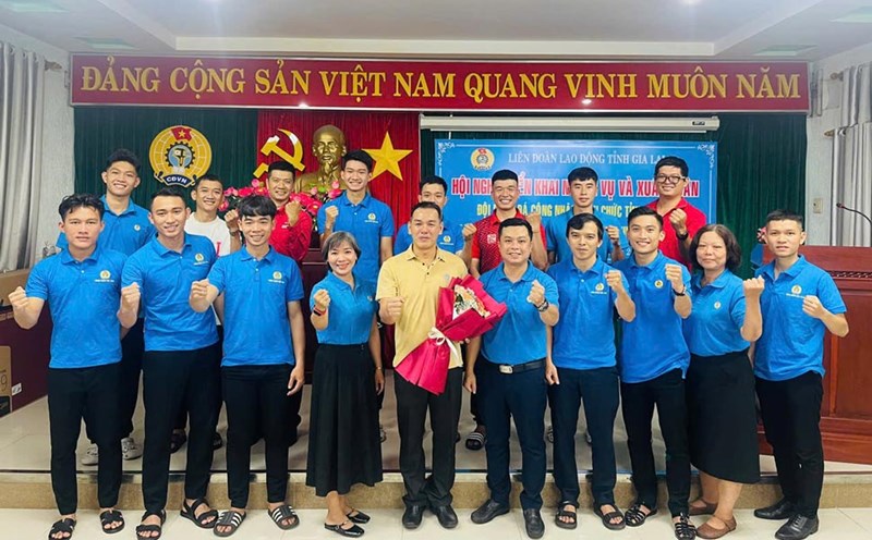 Gia Lai Workers' Football Team departs, ready to compete in the 2025 Vietnam Workers' and Civil Servants' Football Tournament. Photo: Hoai Phuong